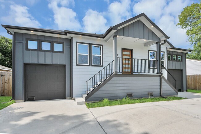 Building Photo - 1307 Laskey St