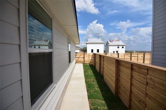 Building Photo - 373 Keefer