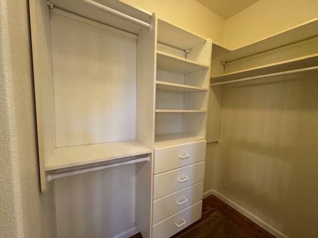 Building Photo - Gorgeous 5 bedroom + office, 4.5 bath Alam...