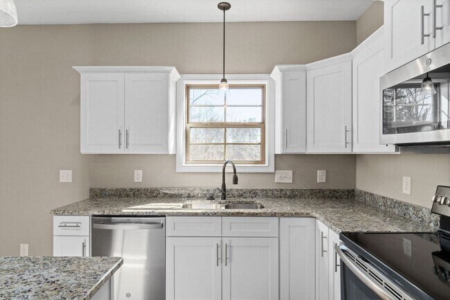 Building Photo - Pet Friendly Four Bedroom!