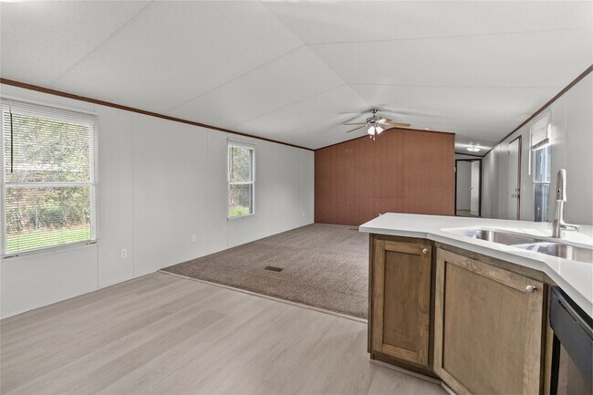 Building Photo - 15930 Pine St