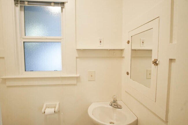 Building Photo - Lease this Beautiful Sullivan's Gulch Vint...
