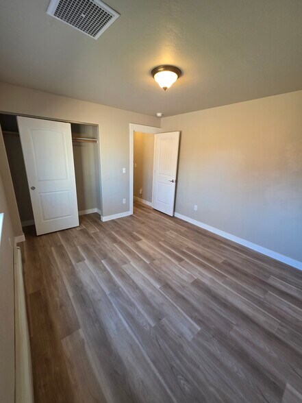 Building Photo - 308 N Mulberry St