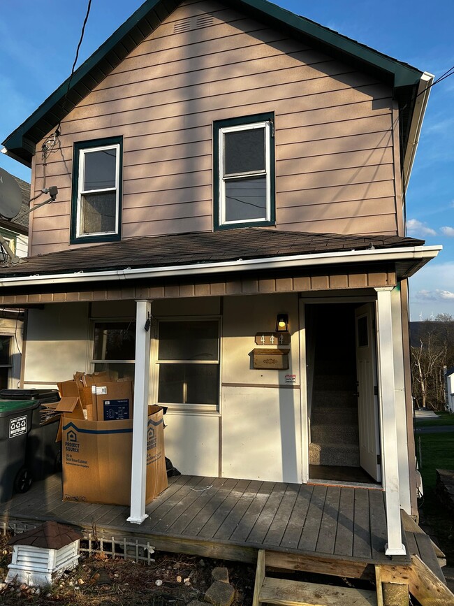 Building Photo - 444 Main St