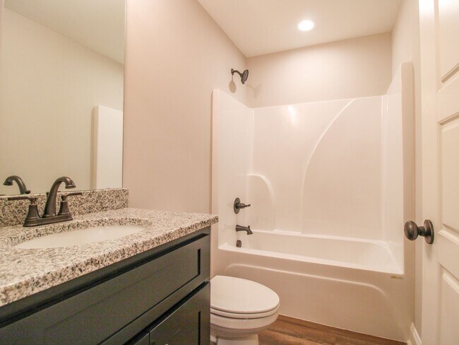Building Photo - Nice Townhome in Athens City! $250 Amenity...