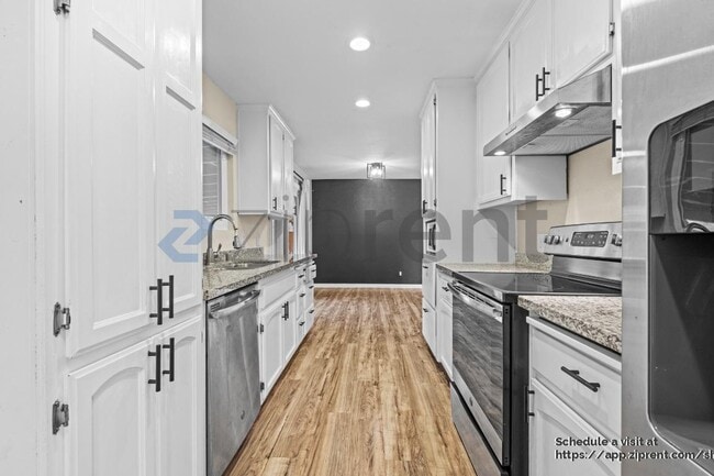 Building Photo - 1821 Debonaire Dr