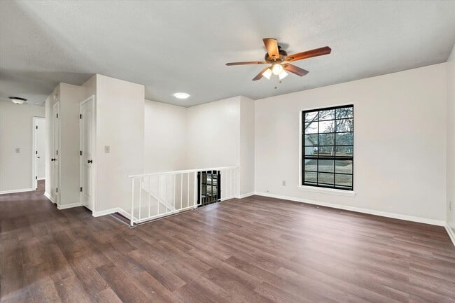 Building Photo - Spacious 4 Bed / 2 Bath Home