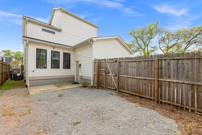 Building Photo - Luxury Living Just Minutes from Downtown Nashville