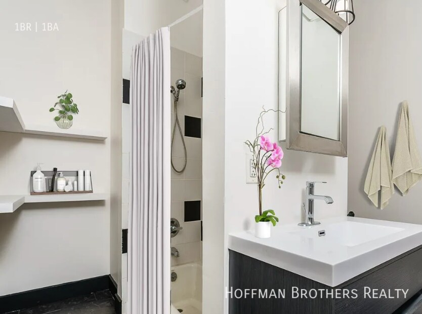 Building Photo - 622 Main St