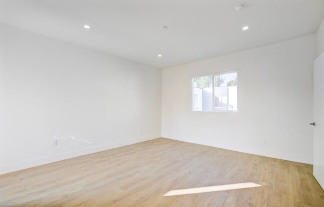 Building Photo - 5639 Riverton Ave