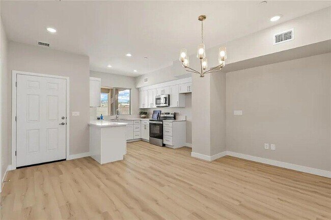 Building Photo - 3360 Landon Dr W