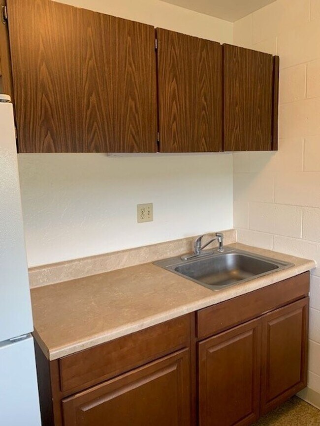 Building Photo - Hokuahi Apts - 2 Bedroom 1 Bath Unit w/ 1 ...
