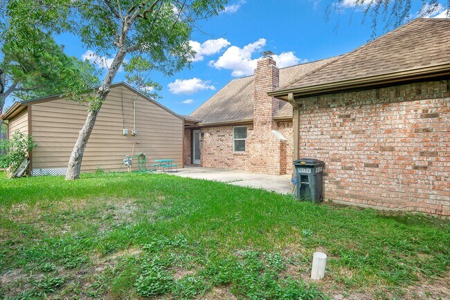 Building Photo - 706 Yale Ln