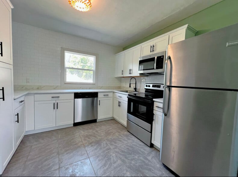 Building Photo - 707 E Spruce St