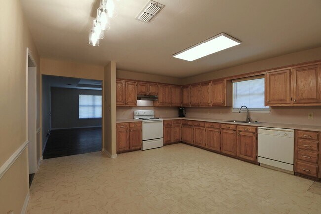 Building Photo - 2529 Westminster Dr