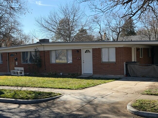 Building Photo - 833 N Riverside Dr