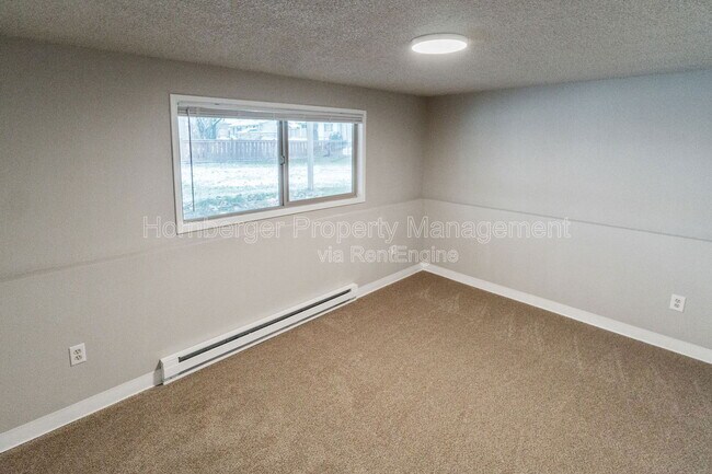 Building Photo - 10119 E Empire Ave