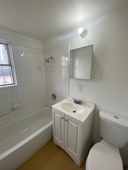 Building Photo - 1130 Laurel Ave