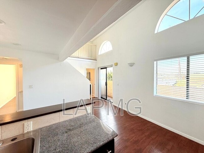 Building Photo - 432 N Kingsley Dr