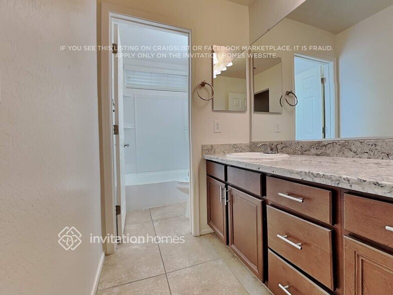 Building Photo - 225 N Sandal