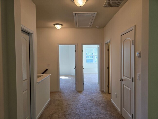 Building Photo - Spacious 3BR, 2.5BA Townhome with Loft & High Ceilings in a Fantastic Location!