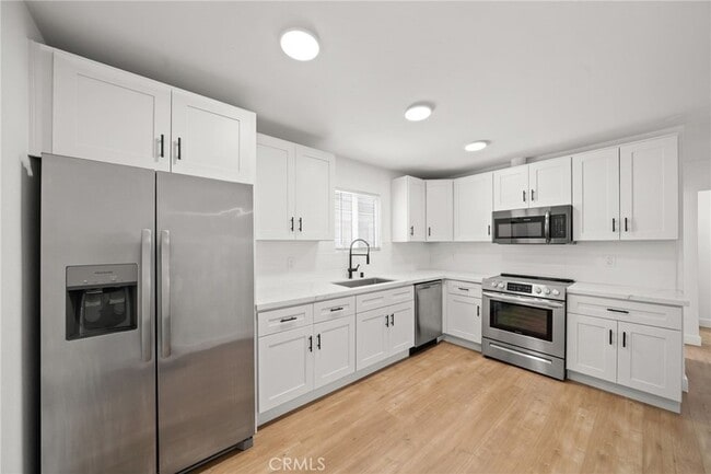 Building Photo - 961 W 21st St