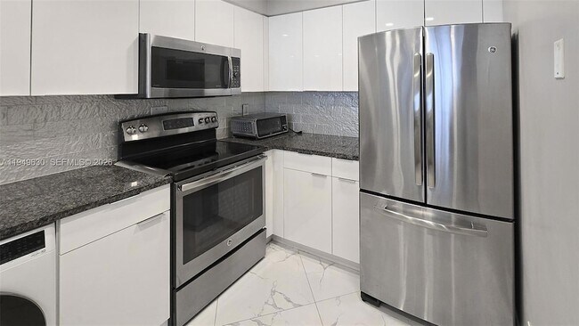 Building Photo - 2501 S Ocean Dr