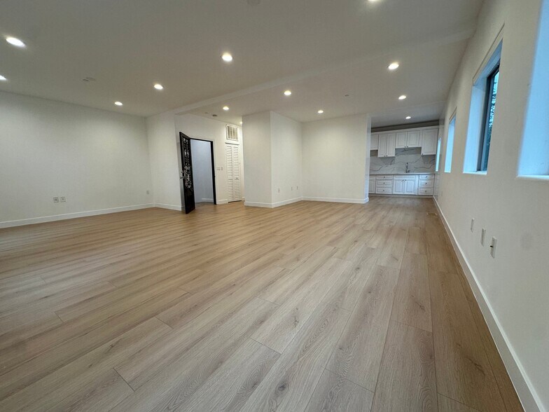 Building Photo - 1109 La Peer Dr