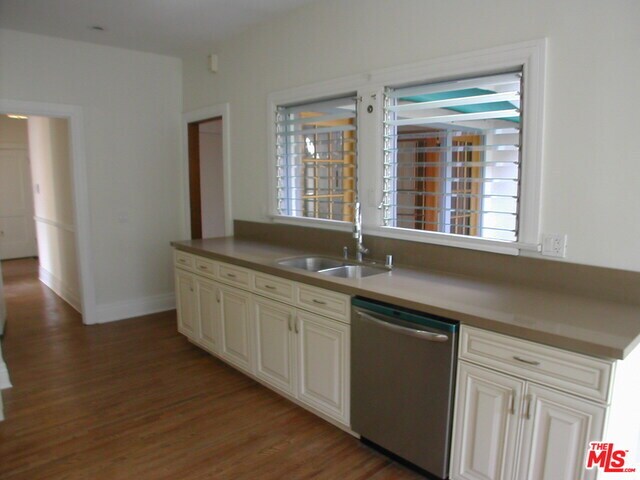 Building Photo - 857 S Sycamore Ave