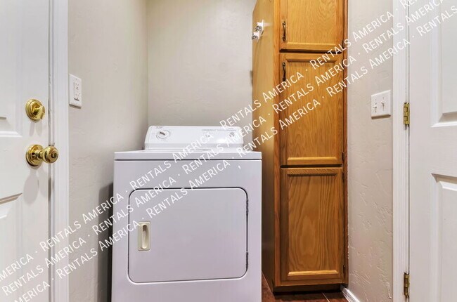 Building Photo - 1013 E Halcyon Rd