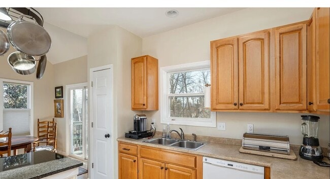 Building Photo - 477 Probart St