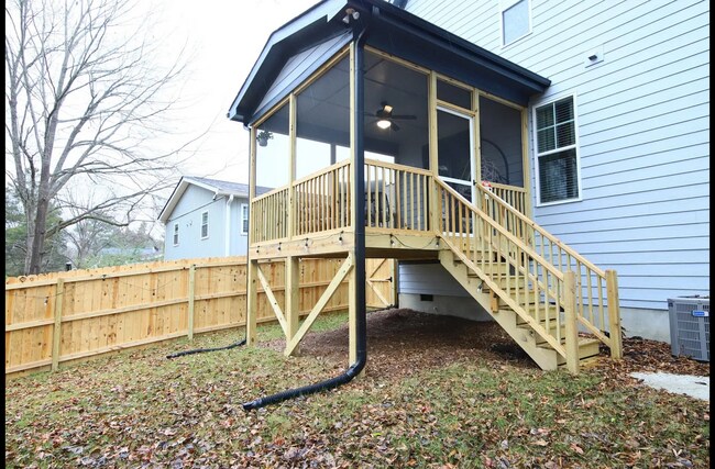 Building Photo - 2403 Hart St