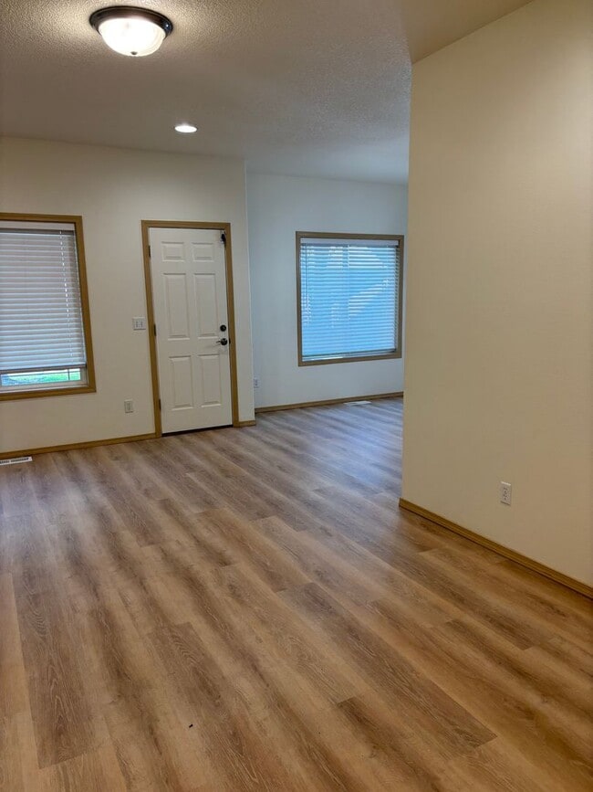 Building Photo - East Vancouver 3 bedrooms!