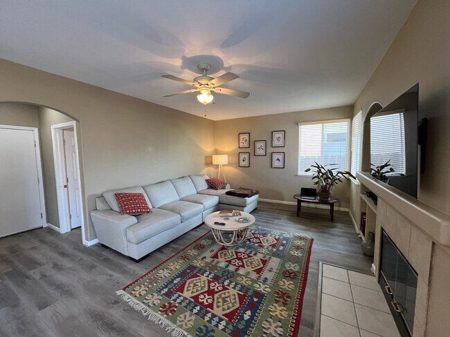 Building Photo - 3 bedroom + a loft in desirable Manteca!