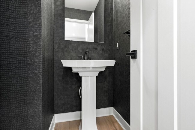 Building Photo - Family-Friendly Townhome for Rent in Baker...