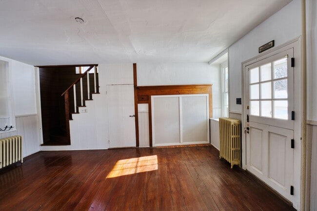 Building Photo - Beautiful 4 Bedroom Farm House