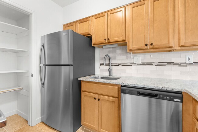 Building Photo - 625 Manhattan Pl