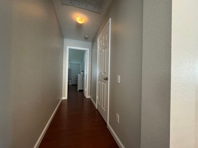 Building Photo - 4/2 in Gated Community near Tuskawilla Rd ~ Tile and Laminate Floors ~ Screened Patio ~  Communit...