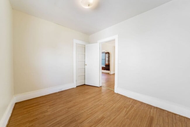 Building Photo - 3402 Roehl Ave