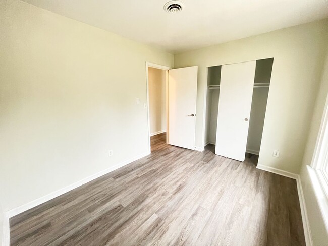 Building Photo - Cozy 3 Bedroom, 1 1/2 Bathroom Near Downto...