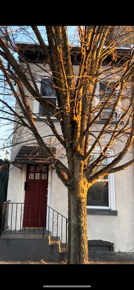 Building Photo - 245 Pensdale St