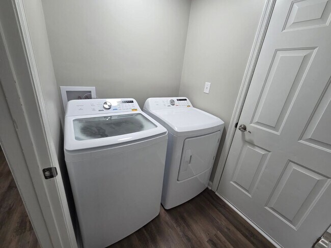 Building Photo - Beautifully updated 3 bedroom, 2.5 bath townhouse in a fantastic Lexington location!