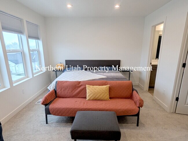 Building Photo - New 3 Bed 3 Bath Townhome