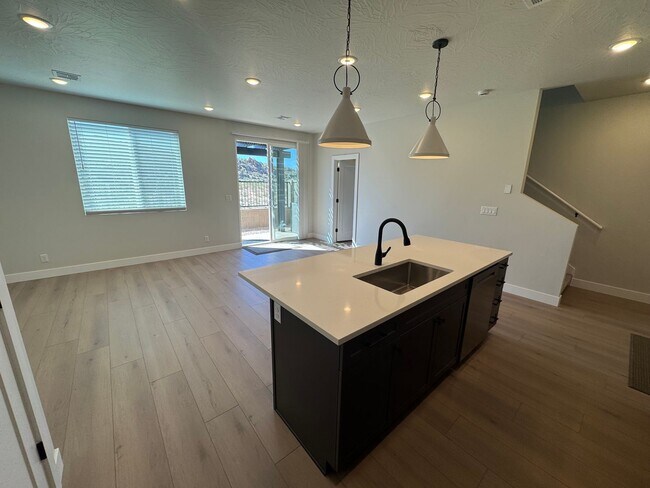 Building Photo - 3 Bedroom Home!