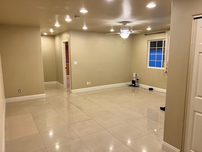 Building Photo - Pet Friendly, Ground Level, W/D, AC, Great...