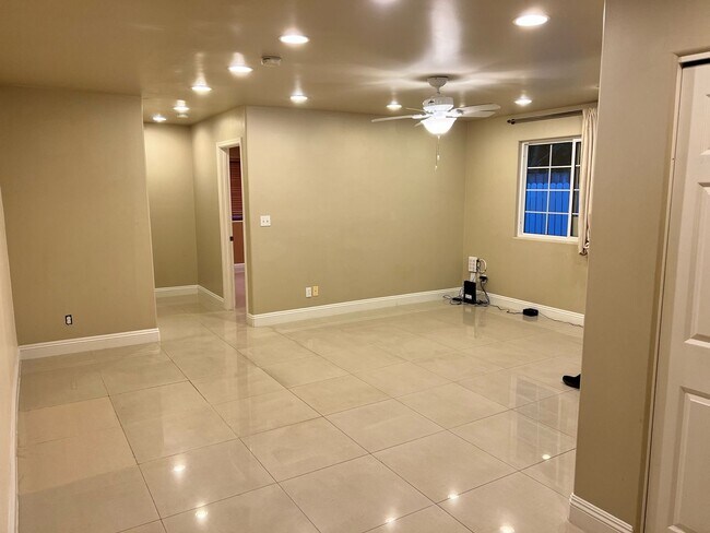 Building Photo - Pet Friendly, Ground Level, W/D, Great Location, Private fenced yard!