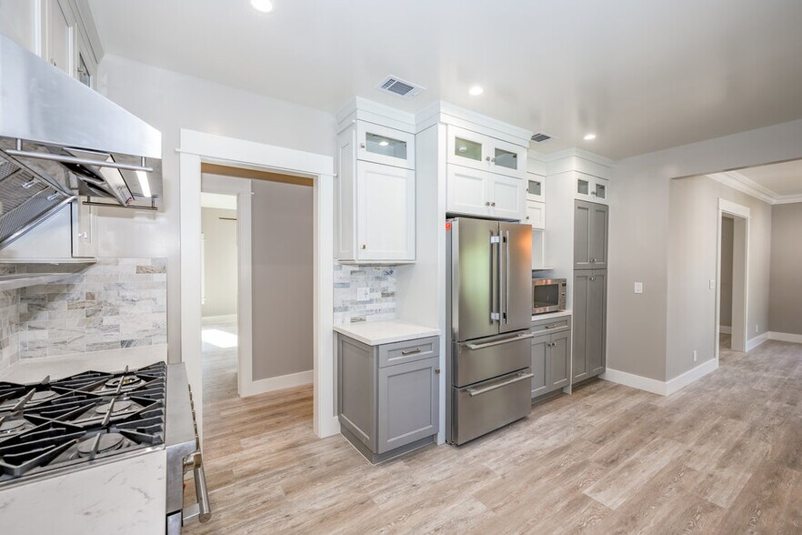 Building Photo - 494 S Marengo Ave