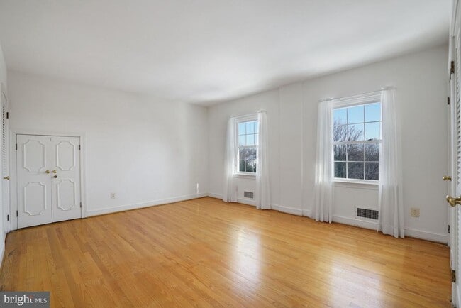 Building Photo - 513 Cathedral Dr