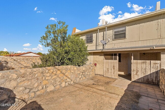 Building Photo - 3021 E Glen Dr