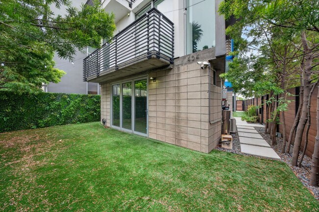 Building Photo - Discover this striking 3 bedroom apartment for rent in Venice, offering 4 bathrooms, contemporary...